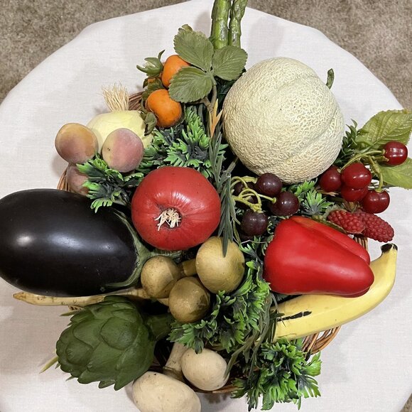 Lg vtg decorative Fall harvest bounty 16 faux vegetables & fruits woven basket - Picture 1 of 11